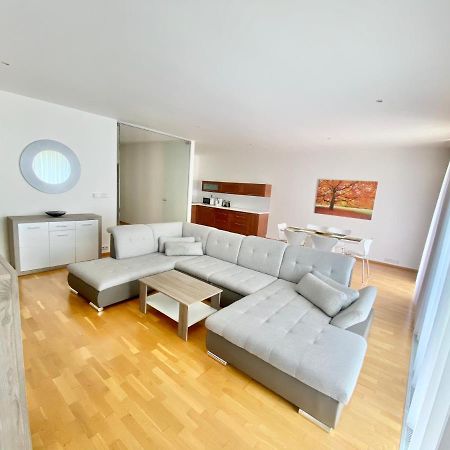 Apartment Korunni Dvur 130M2, 2 Free Parkings Prague Luaran gambar